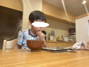 食事をする男の子
