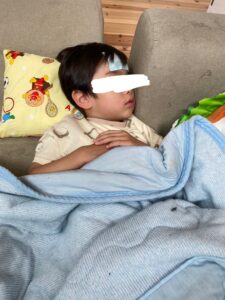 高熱で寝込んでいる子ども