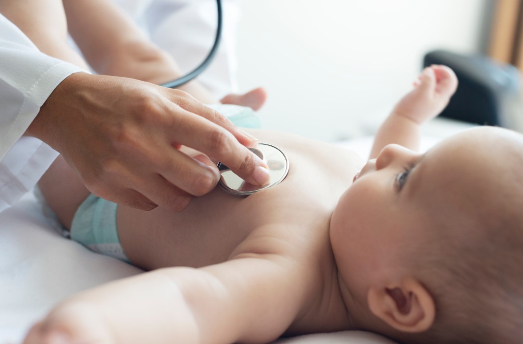診察を受ける赤ちゃん