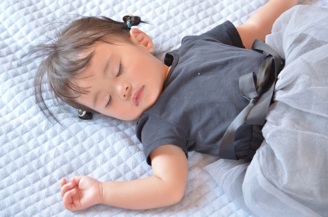 寝ている女の子