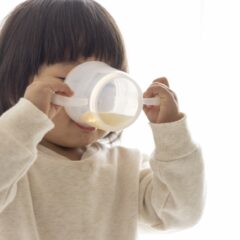 赤ちゃんの水分補給！母乳やミルクだけでOK？役立つアイテムをご紹介