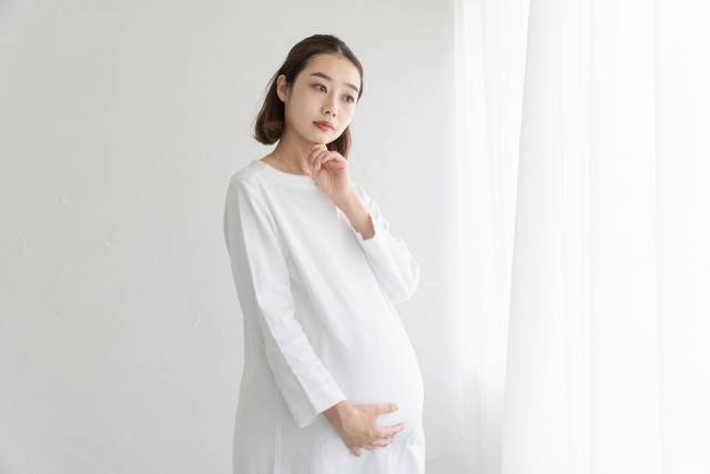 考える妊婦