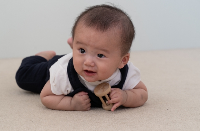うつ伏せの赤ちゃん