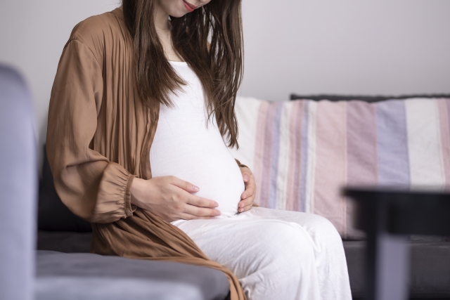 座っている妊婦