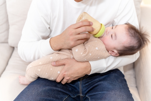 ミルクを飲んでいる赤ちゃん