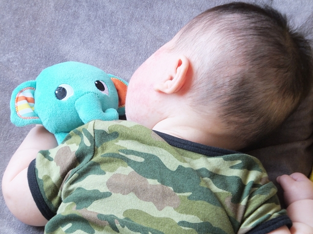 うつ伏せで寝ている赤ちゃん