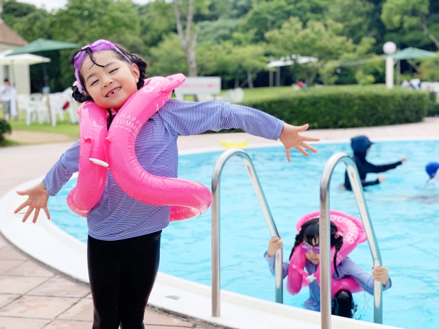 プールで遊ぶ女の子
