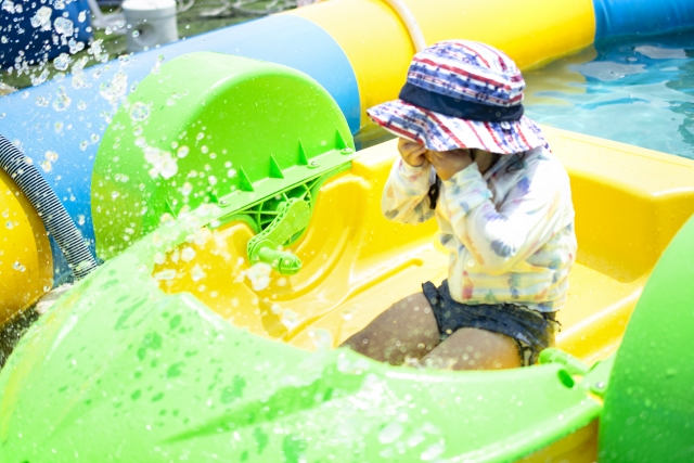 プールで遊ぶ女の子