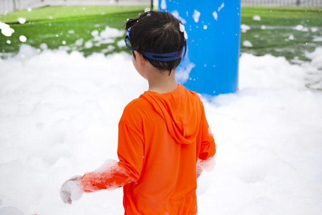 ラッシュガードを着ている男の子