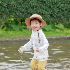 子どもにラッシュガードはなぜ必要？時代とともに紫外線対策もアップデートしよう