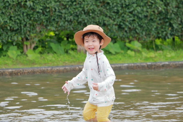 川辺で遊ぶ男の子