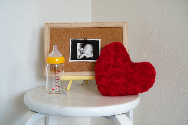 テーブルに置かれたエコー写真と哺乳瓶