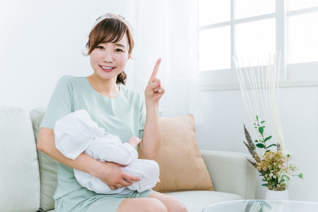 赤ちゃんを抱っこする母親