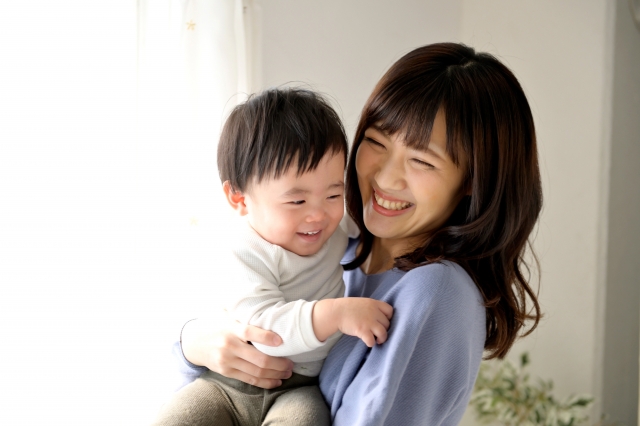 赤ちゃんを抱っこする母親
