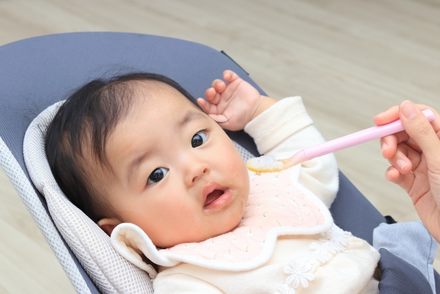 離乳食を食べる赤ちゃん
