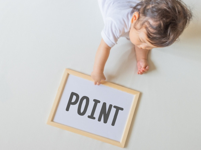 POINTとかかれたボードを触る赤ちゃん