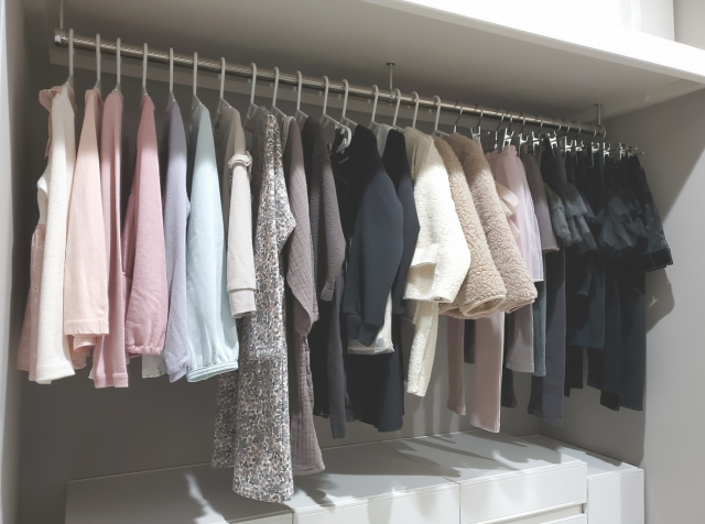 クローゼットの子供服