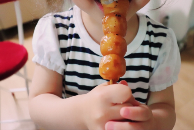 団子を食べる子ども