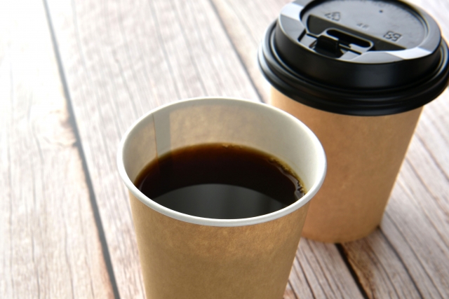紙コップに入ったコーヒー