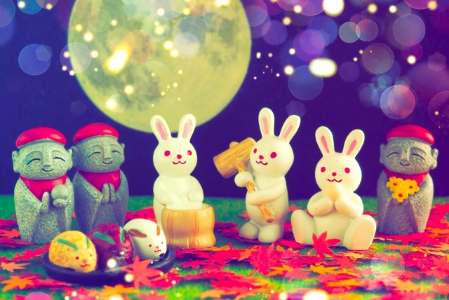 お月様の前でうさぎが餅つきをしている