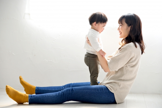 子どもを抱きかかえる母親