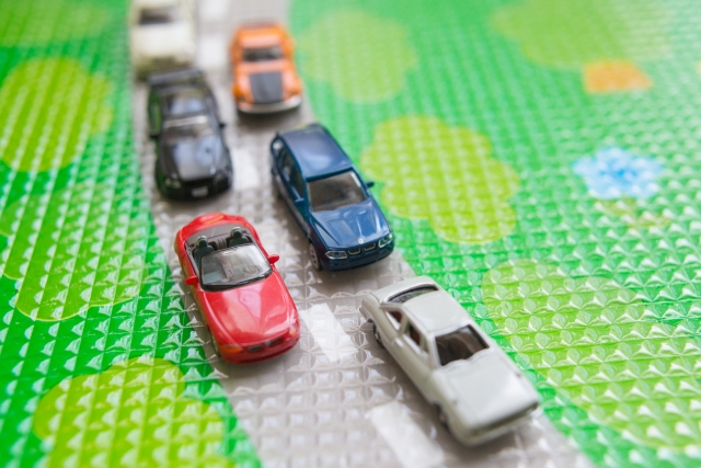 並べられた車のおもちゃ