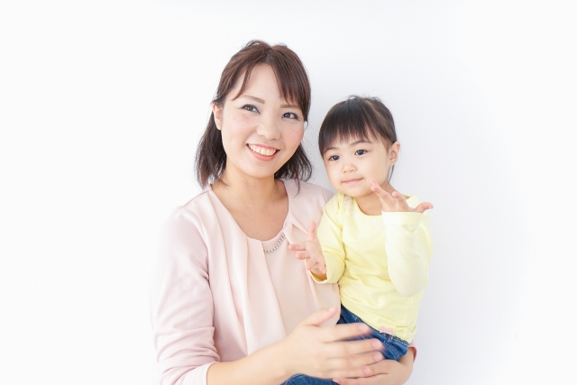 女の子を抱っこする笑顔の女性