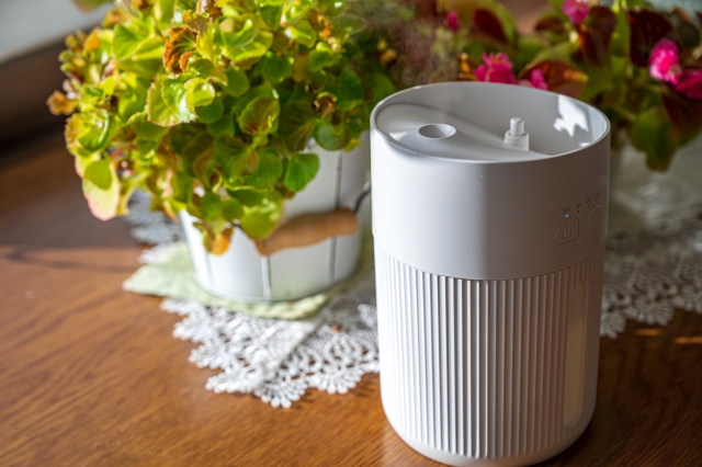 テーブルに置かれた加湿器