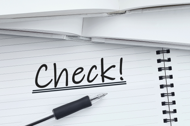 ノートに書かれたCHECKの文字