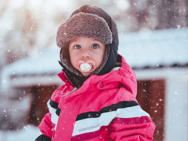 おしゃぶりをする幼児