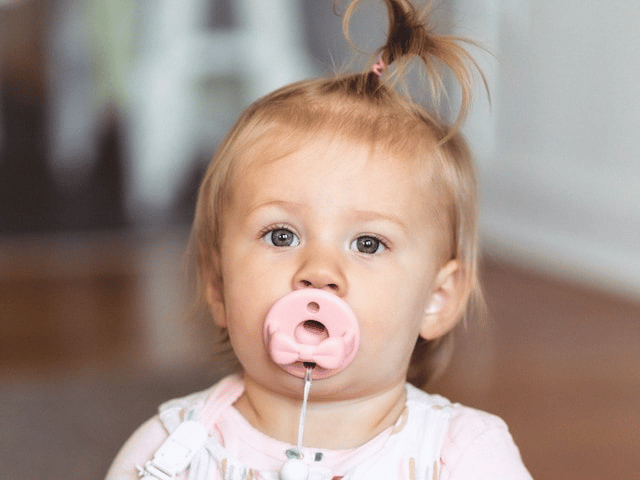 おしゃぶりをする女の子