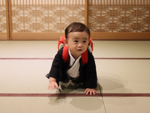 一生餅を背負う子供