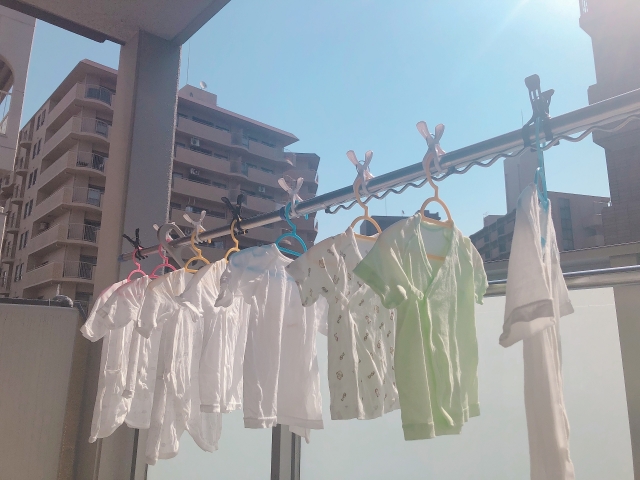 ベビー服を水通ししている様子