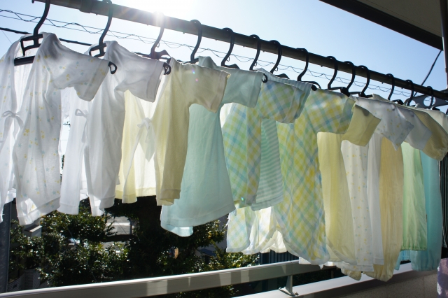 干されたベビー服