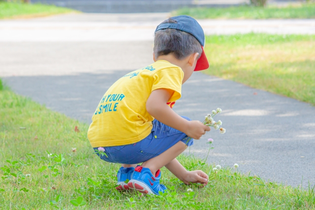 花を摘む男の子