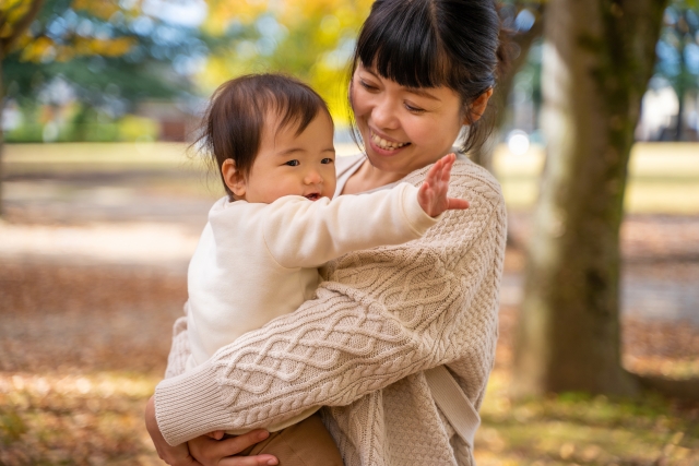 赤ちゃんを抱っこしている母親