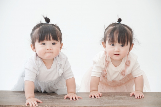 ハイハイする赤ちゃん2人