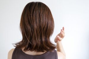 髪を気にする女性