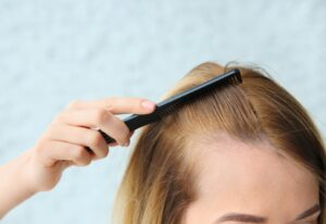 髪をとかす女性