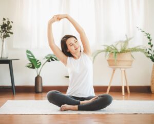 ストレッチをする女性