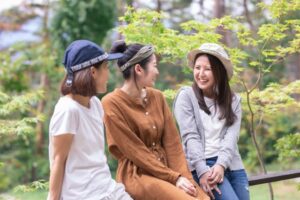 公園でママ友とおしゃべり