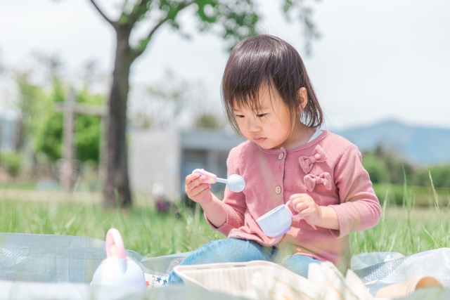 おままごとをする女の子