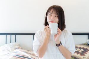 飲み物を飲んでいる女性