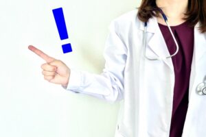 女医が指差しで注意喚起をしている