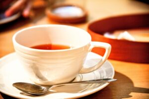 ティーカップに入ったお茶