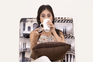 テレビ鑑賞する女性