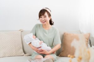 赤ちゃんを抱っこする母親