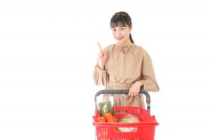 買い物かごを持つ女性