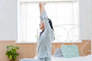 ストレッチをする女性