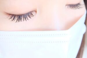 女性のまつげ